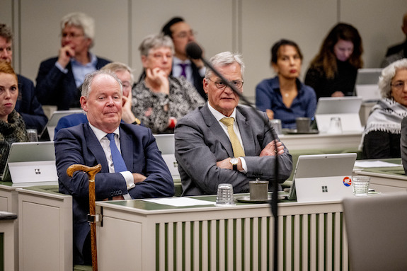 Senator Van Meenen van D66 in de bankjes in de plenaire zaal