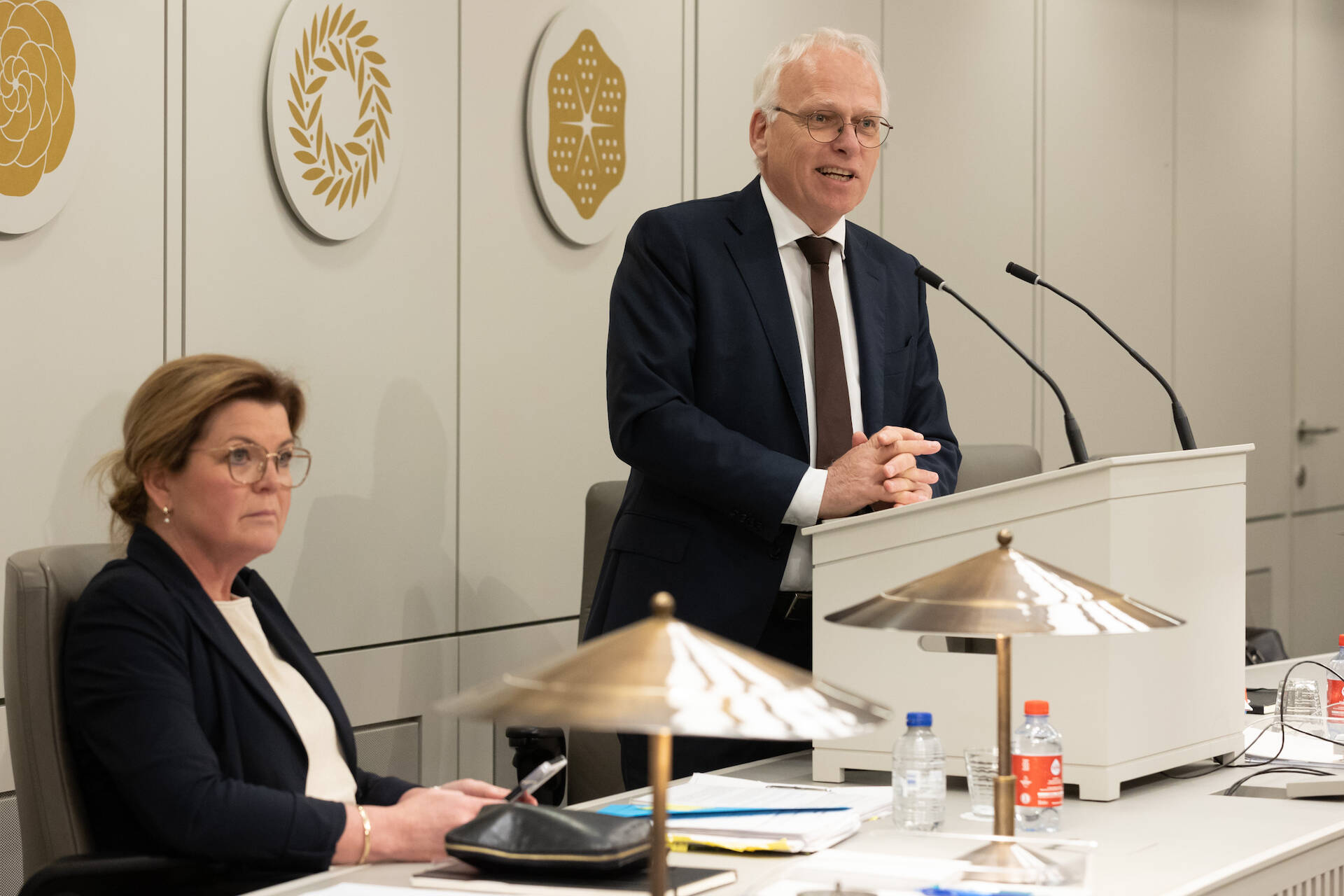 Minister Adema (LNV) en minister Van der Wal (N&S) tijdens het debat op 12 maart 2024